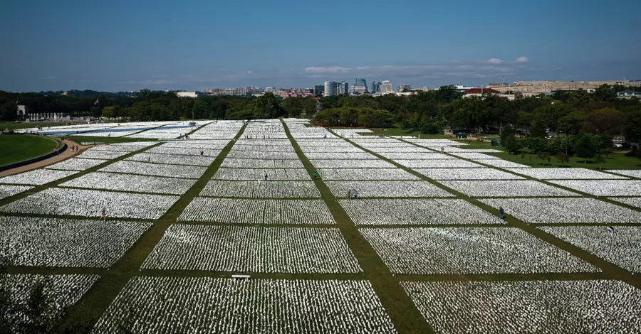 More Than 660,000 White Flags Displayed on National Mall Lawn in Honor of Americans who Have Died from Coronavirus
