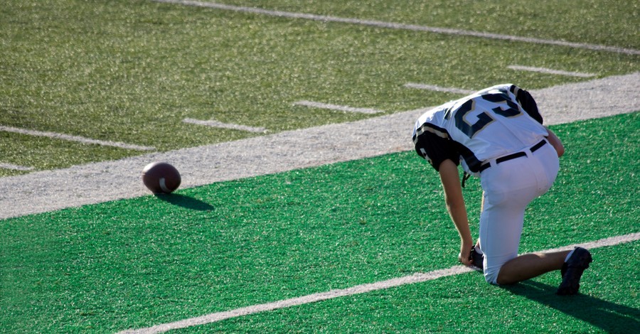 HS Football Team Members Lead Post-Game Prayer after School Board Bans Staffers from Doing So