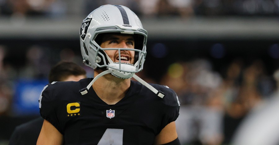 'All I Want to Do Is Glorify' God, Raiders QB Derek Carr Says – Fame 'Is Fleeting'  
