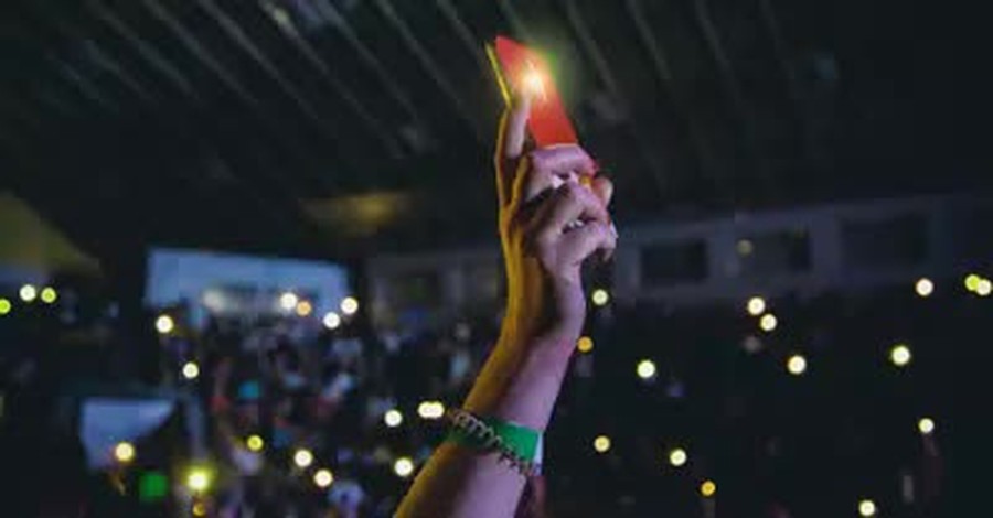 Phone flash light, more than 1000 people came to Christ at a church's Christmas special