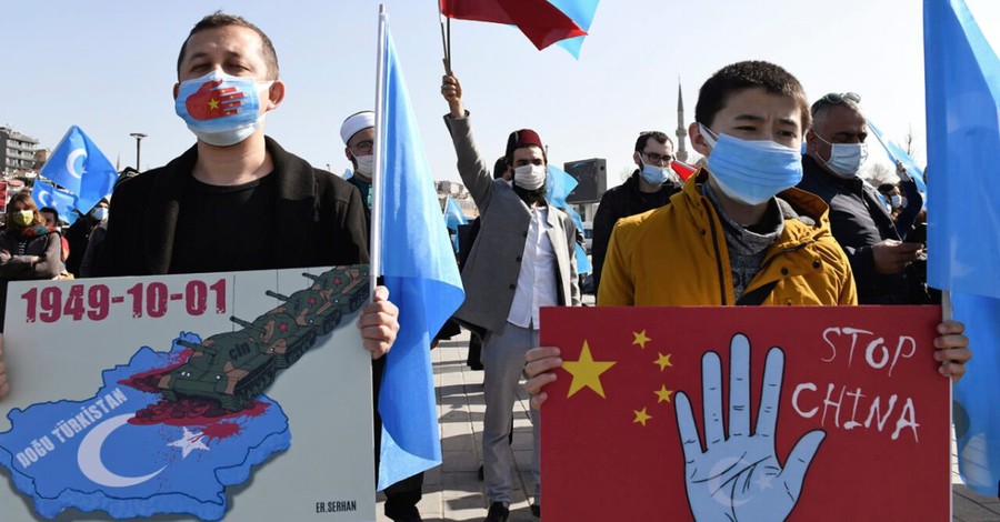 people protesting against Uyghur abuse, a US official issues a comment on NBA Owner's dismissal of Uyghur genocide