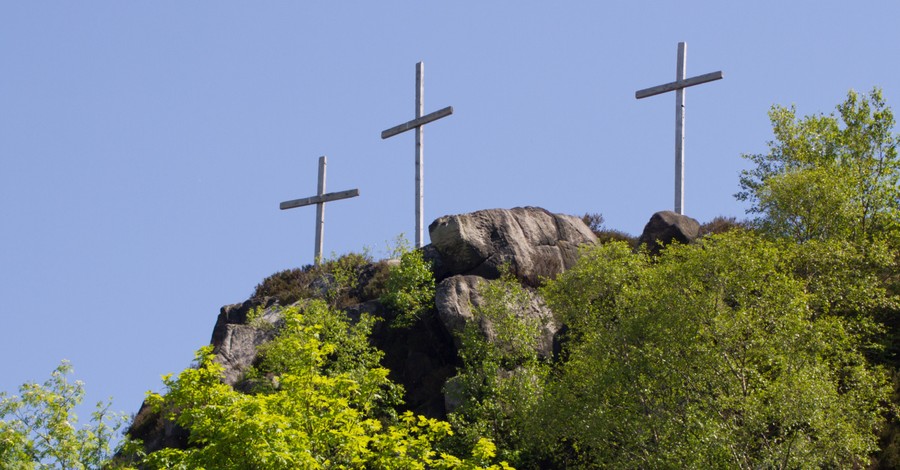 Tennessee Residents Protest Request to Remove Three Historic Wooden Crosses from Mountainside