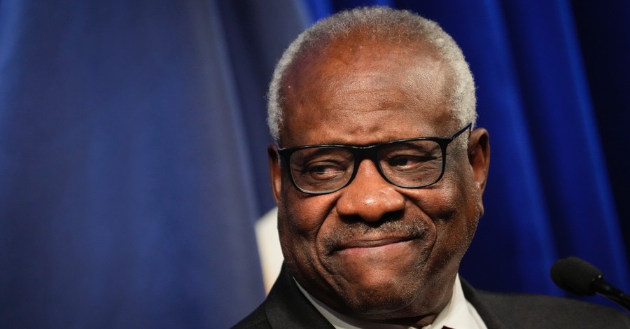 AOC, Other Democrats Call on Clarence Thomas to Resign in Wake of Wife's Texts