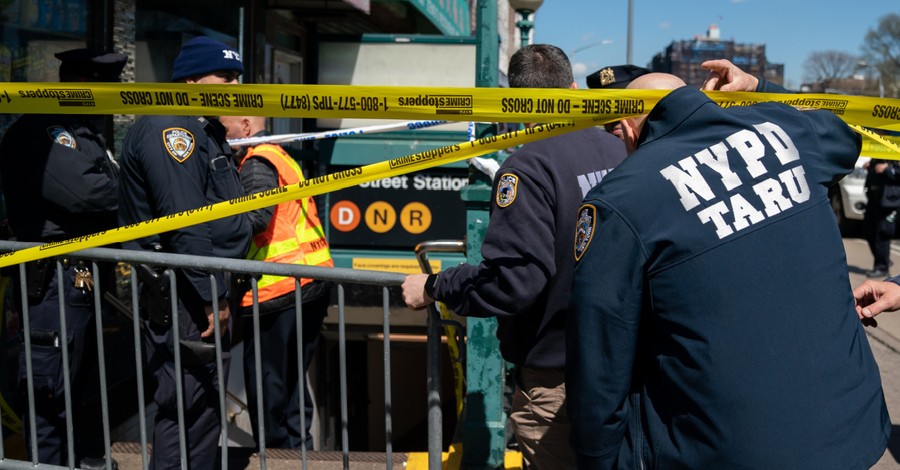 Large Scale Manhunt underway for 'Person of Interest' in NY Subway Mass Shooting