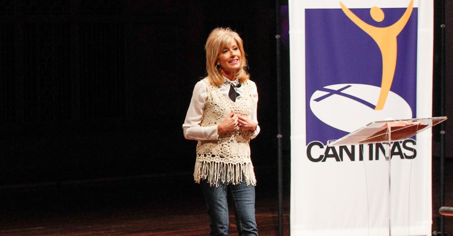 Beth Moore Urges Christians to Never 'Stop Serving Jesus'