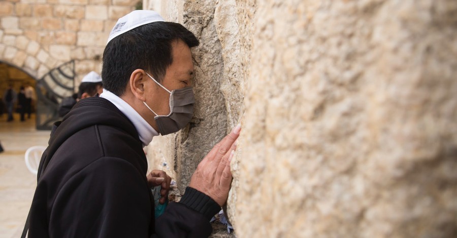 Hundreds Gather at Western Wall to Pray for China, End to Coronavirus