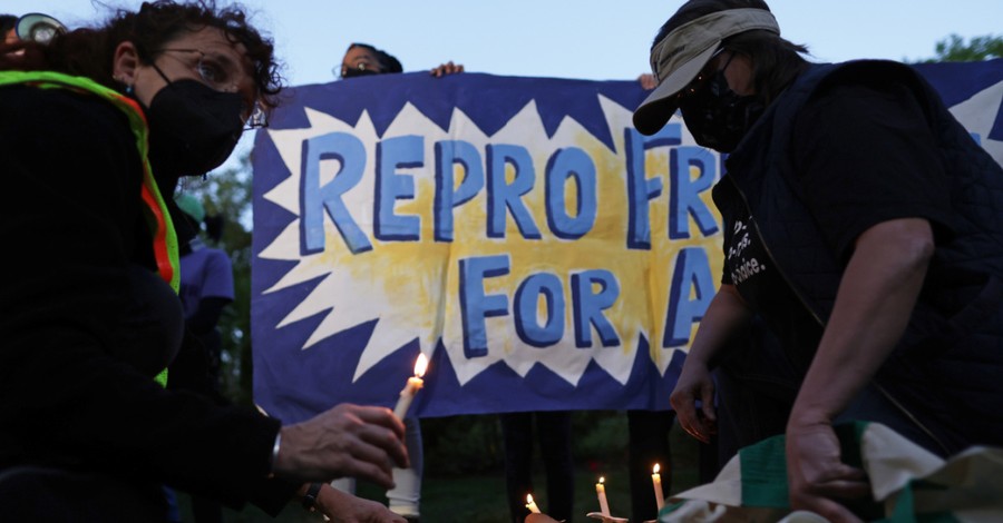 pro-abortion protests, Samuel alito's neighbor plays hymn to counter protest abortion advocates
