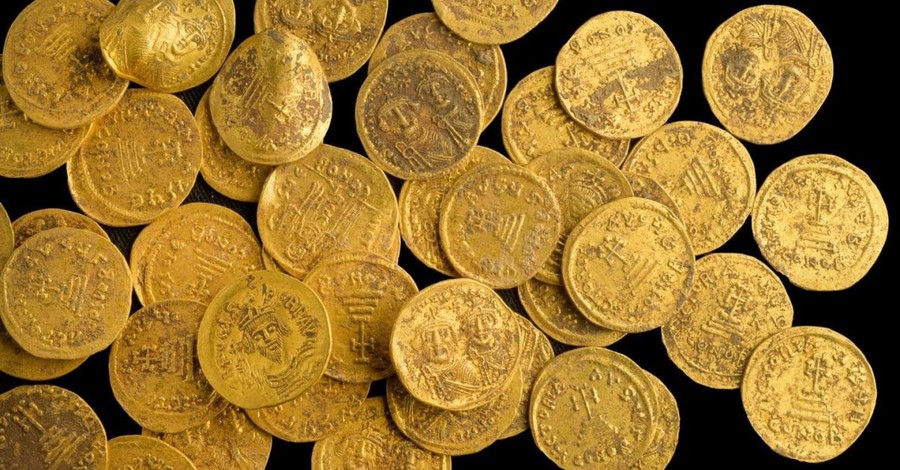 Archaeologists Find 44 Byzantine-Era Gold Coins in Northern Israel
