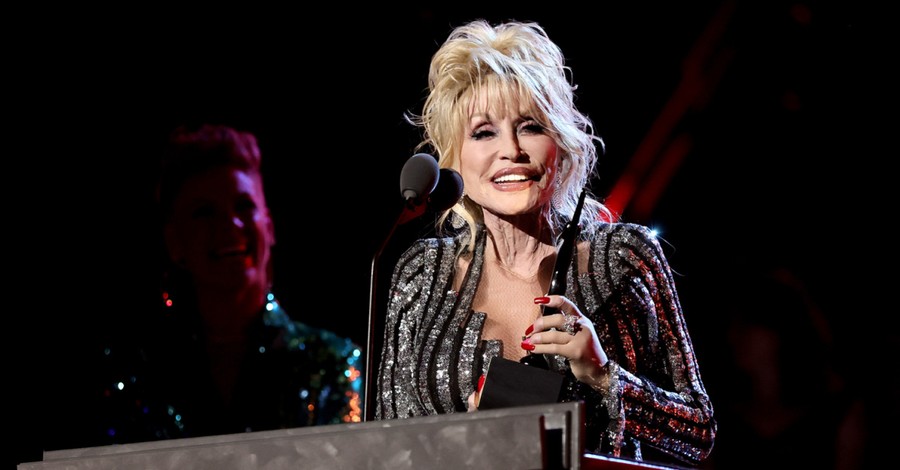 Dolly Parton Proclaims the Gospel in NBC Christmas Special: 'Jesus Christ Is Born!'