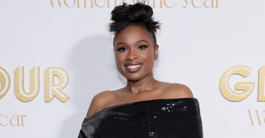 Jennifer Hudson Surprises Street Busker with ‘Hallelujah’ Duet 