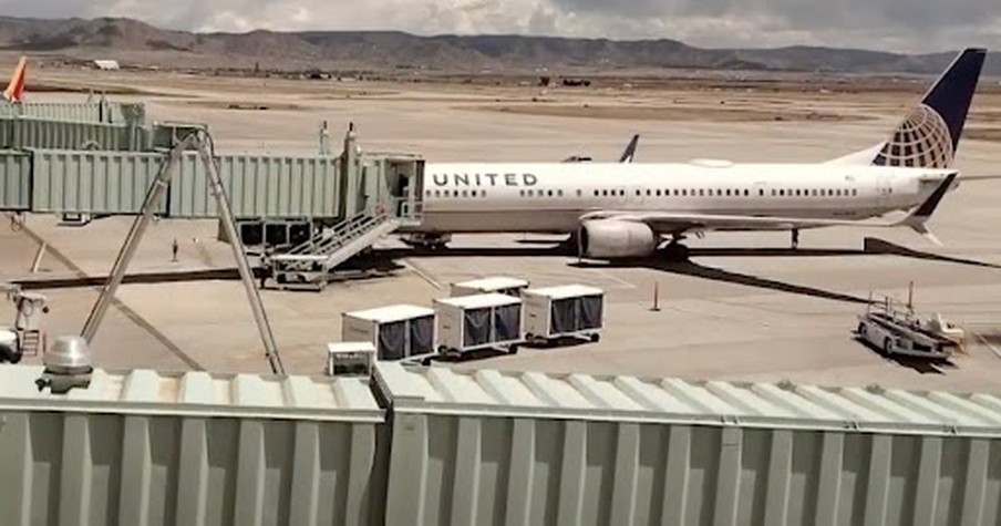 United Airlines Pilot Buys Pizza For 155 Passengers After They Make An Unexpected Stop