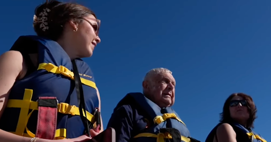 90-Year-Old Navy Veteran Goes Parasailing and Brings His Doctor Along to Fulfill a Promise