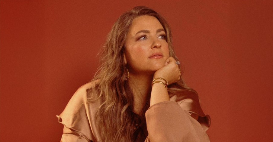 Leanna Crawford Debuts New Single 'Thank God' + Announces New Album