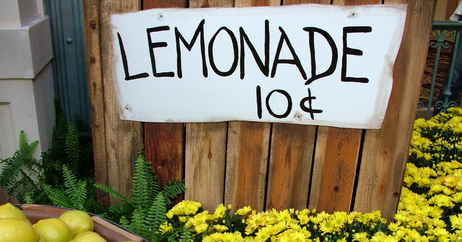 A Football Player Met a Boy Selling Lemonade Alone, His Act of Kindness Sparked Hope