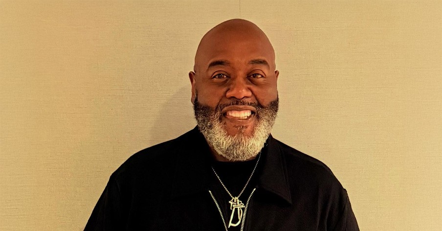 Darwin Hobbs Releases Soulful Live Performance of Worship Classic 'Be Glorified'