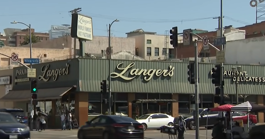 Texas Customer’s Mailed $50 Tip Leaves Server at Los Angeles Deli Feeling Appreciated