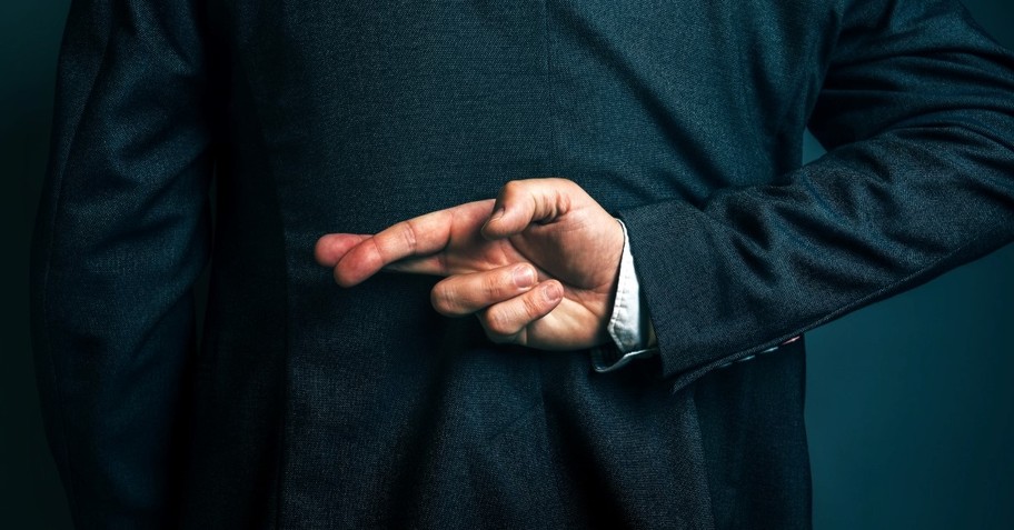 fingers crossed to illustrate do not bear false witness, warning signs narcissism