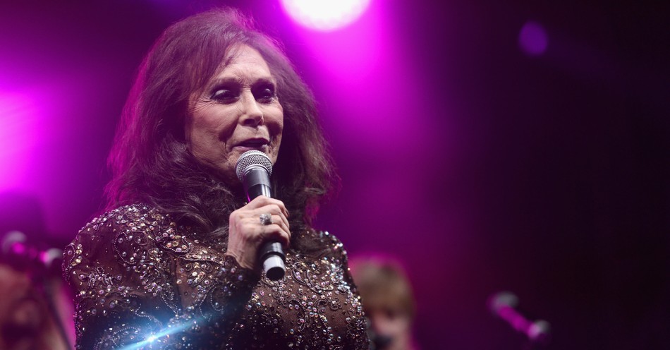Loretta Lynn's Granddaughter and Willie Nelson's Son Sing 'Lay Me Down'