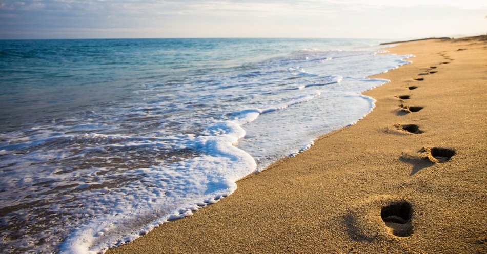 How Did Footprints in the Sand Became So Popular Among Christians?