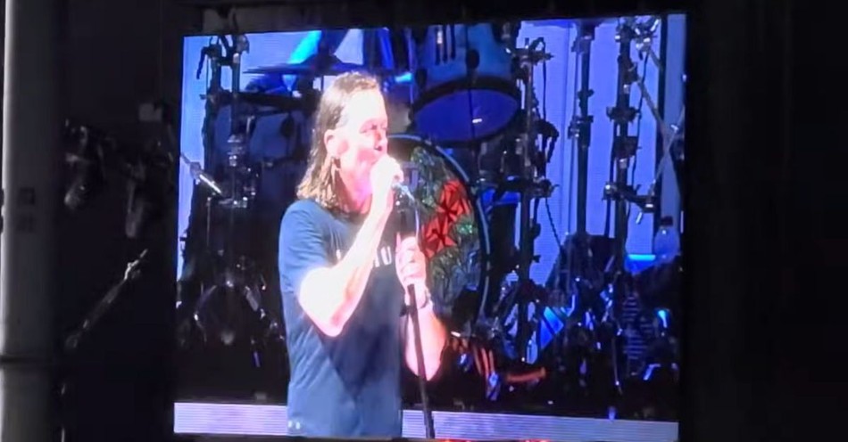 Lead Singer of 3 Doors Down Speaks of Christ’s Love during Powerful Concert Moment