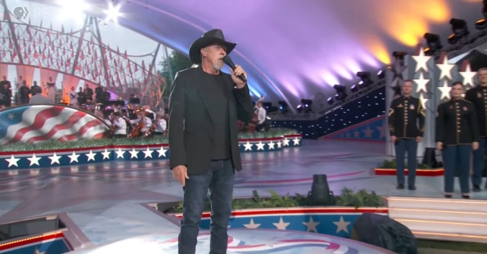 Country Music Superstar Trace Adkins Sings ‘Empty Chair’ for Fallen Soldiers