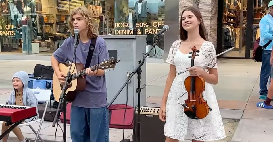 2 Teens on the Street Perform Amazing ‘Stand By Me’ Duet