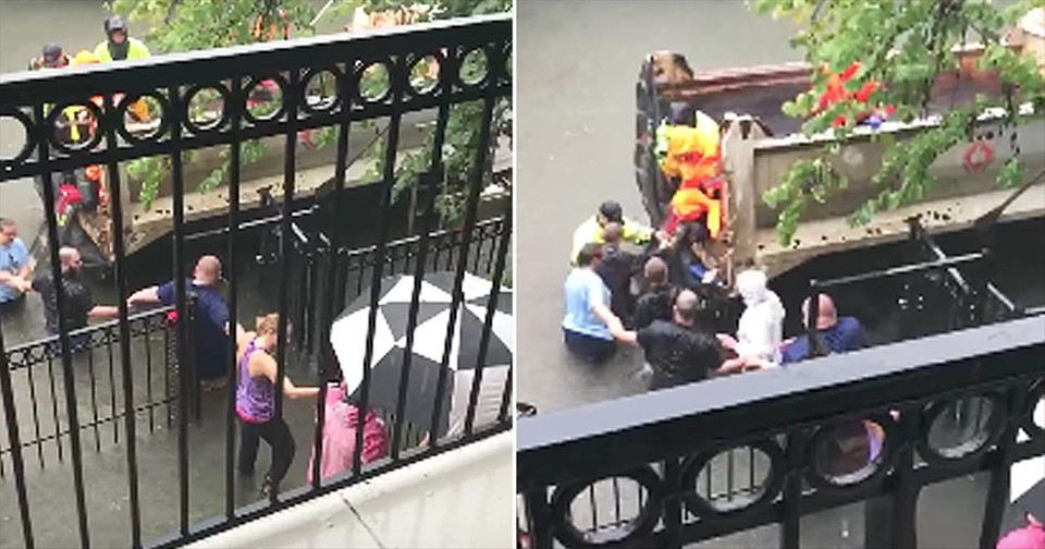 Neighbors Form A Human Chain To Help Woman In Labor Through Floodwaters ...