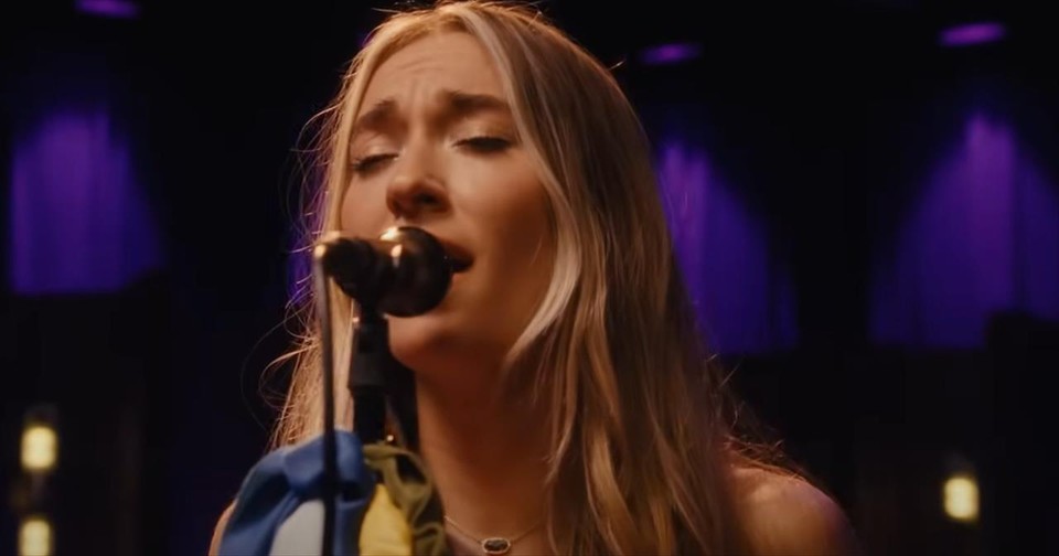 Lauren Daigle's Dazzling Acoustic 'Thank God I Do' Live Performance ...