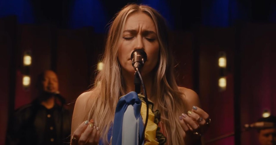 Lauren Daigle Mesmerizes with Stunning Live Acoustic 'You Say ...