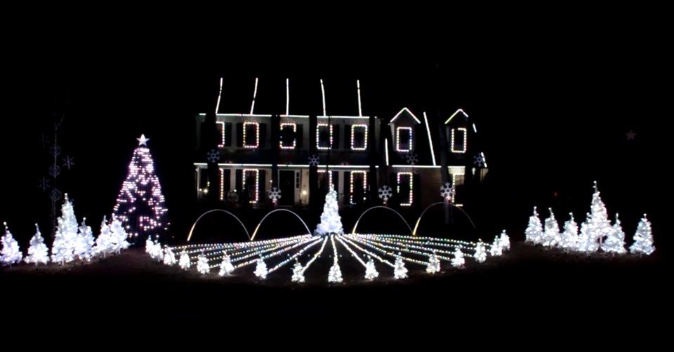 Christmas Light Show Set to 'Mary Did You Know'