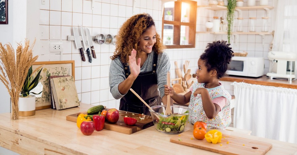 3 Reasons to Cook Your Thanksgiving Meal as a Family