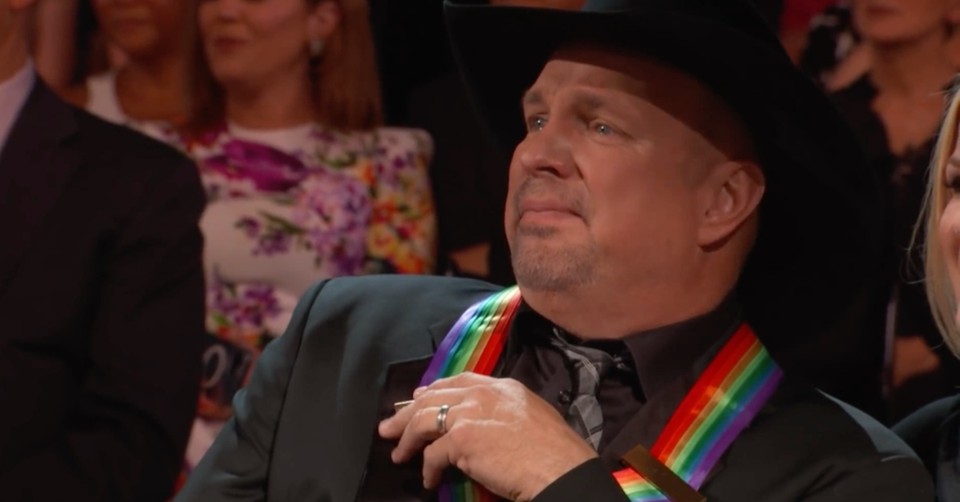 Garth Brooks Cries As Kelly Clarkson Sings His Song 'The Dance'