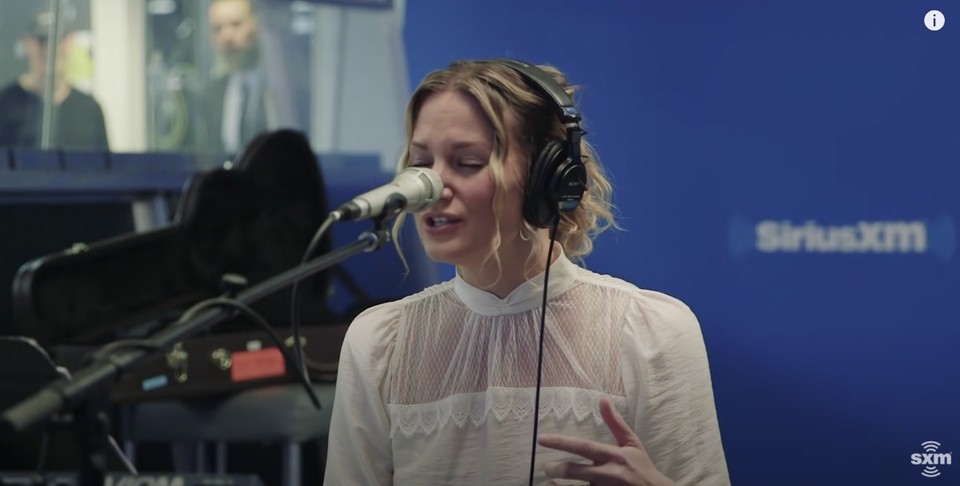  Jennifer Nettles Sings Christmas Mashup Of 'O Holy Night' And 'Hallelujah'