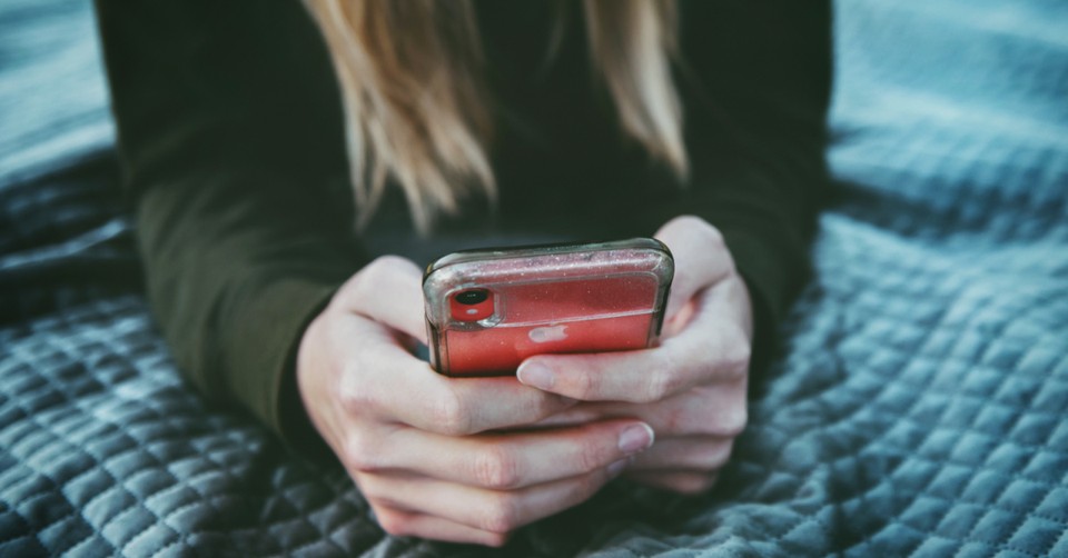 Lonely Grandpa Sends Tear-Jerking Text to His Granddaughter Asking Her to Sleepover