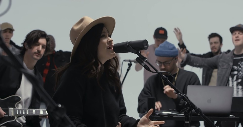 'Hosanna' Acoustic Performance From Kari Jobe and The Belonging Co.