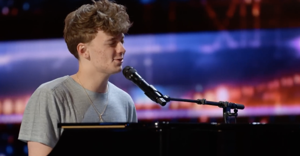 Simon Stops Nervous Piano Player But by the End Everyone Is on Their Feet