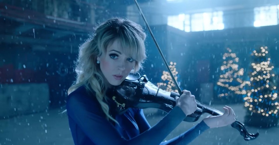 Violinist Lindsey Stirling Performs 'Carol of the Bells'