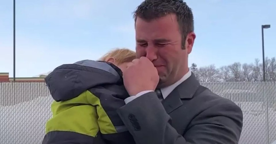 Young Widower and Father of 7 Breaks Down When a Stranger Walks Up and Hands over $10k