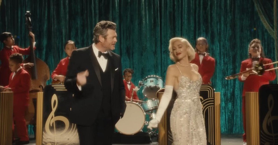 Blake Shelton and Gwen Stefani Sing 'You Make It Feel Like Christmas'