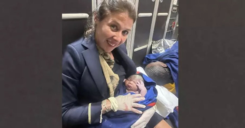 Woman Gives Birth on Plane with the Help of a Flight Attendant