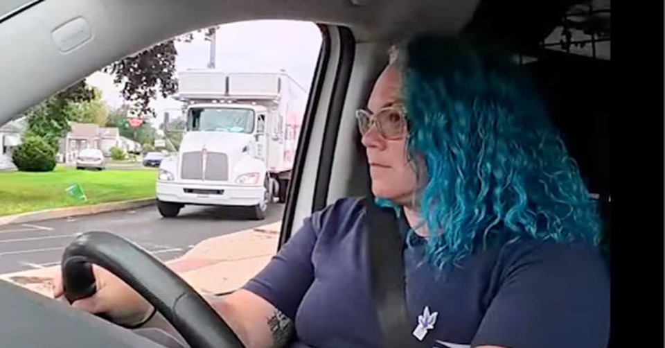 Pennsylvania Mail Carrier Saves Car Crash Victim after Spotting Him on Her Route