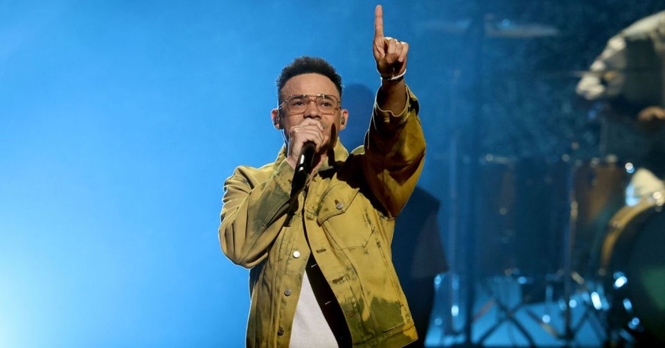 Tauren Wells Pauses Concert to Offer Powerful Prayer for Crowder after Injury