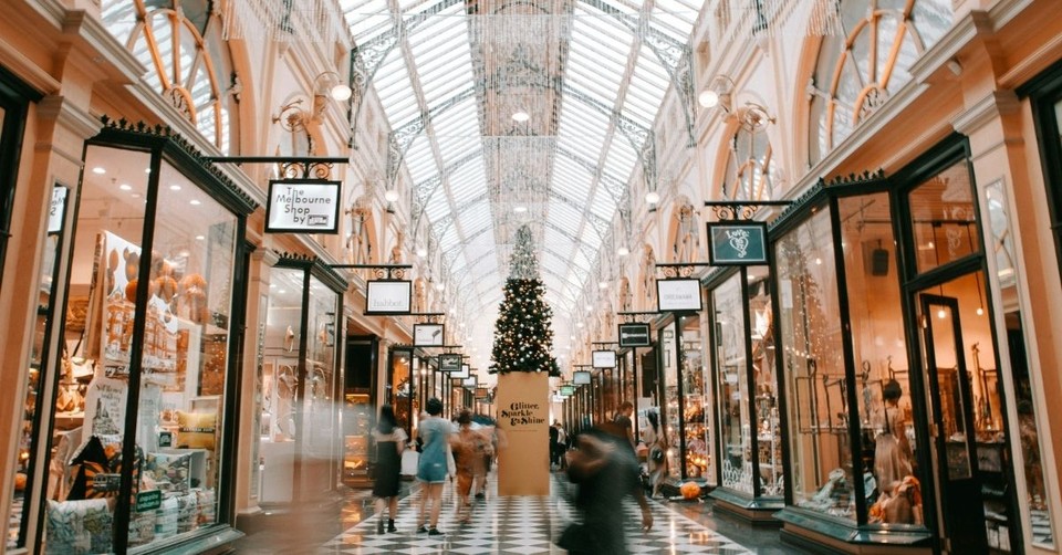 Navigate Holiday Spending in a Way That Honors the Lord 