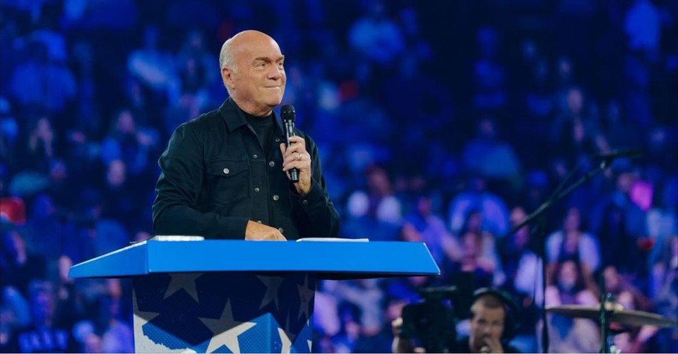 2,000 Profess Christ at Site of Charlie Kirk Assassination as Greg Laurie Preaches Hope