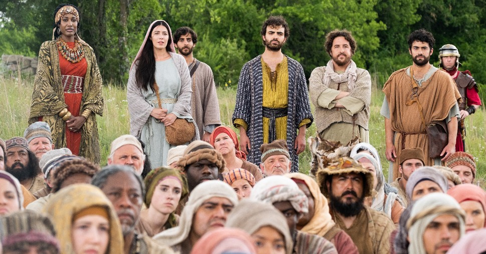 The Chosen Actor Reveals 'Powerful' On-Set Moments from the Feeding of the 5,000 Scene