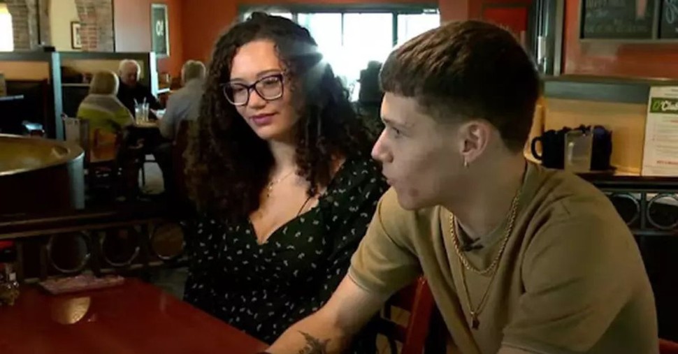 Teenager Who Finds Money at Restaurant, Doesn't Think Twice about Returning it to Owner