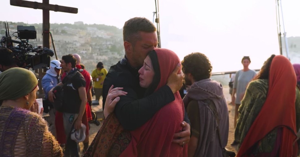 ‘The Chosen’ Cast Weeps During Crucifixion Scene in Emotional Behind-the-Scenes Video