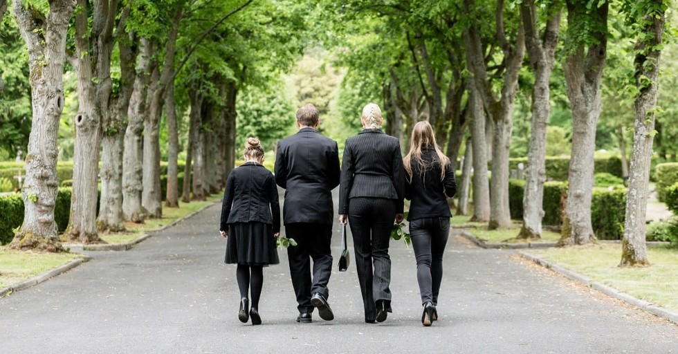 10 Ways to Help the Family of an Unbeliever after the Funeral