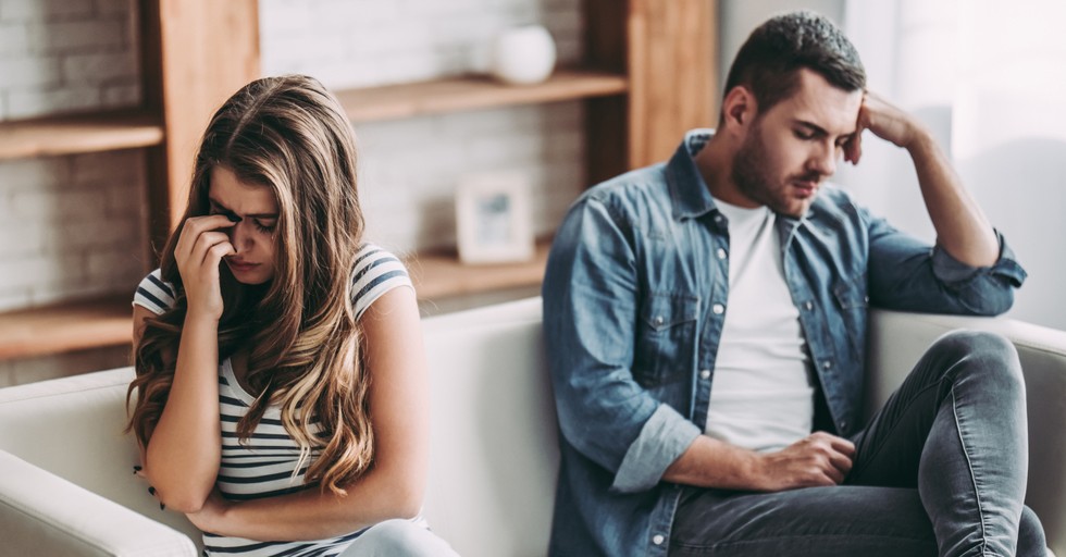 narcissist man ignoring belittling woman